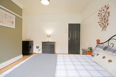 🏡 Spacious Double Room!  📶 High-Speed WiFi |  Main Photo