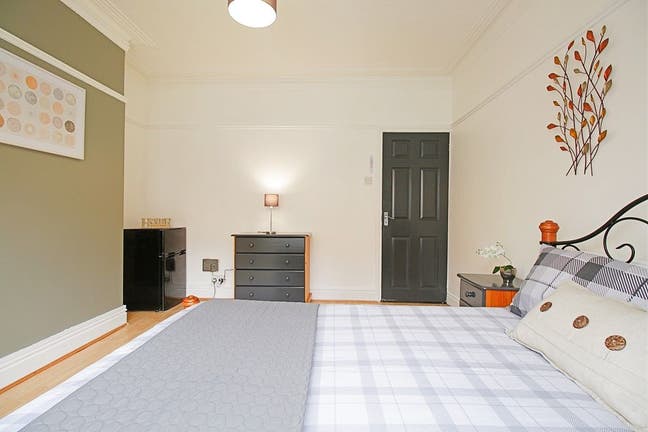 🏡 Spacious Double Room!  📶 High-Speed WiFi |  Main Photo