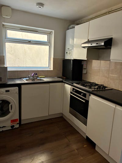 2-rooms available in same flat E7 Main Photo