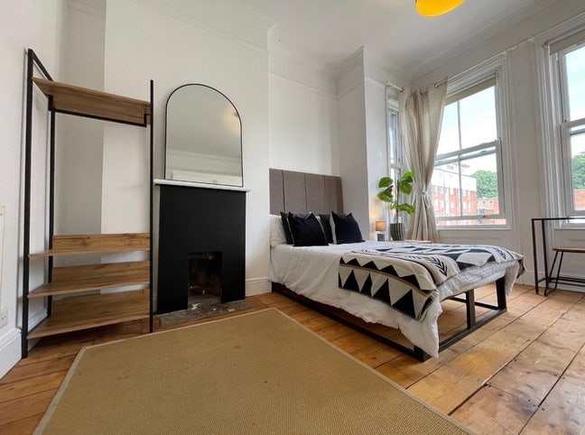 Ensuite available 11th Aug (47TR - CT) Main Photo