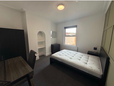 Modern spacious furnished double room  Main Photo
