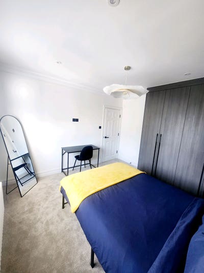 Stunning House Share – SE25 | No Deposit Main Photo