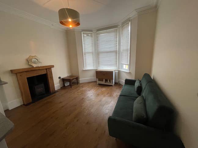 Beautiful modern quiet flat -London train close Main Photo