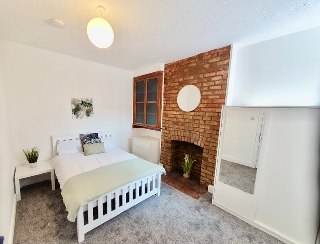 Bright and Comfy Rooms- Great value - LE3 Main Photo