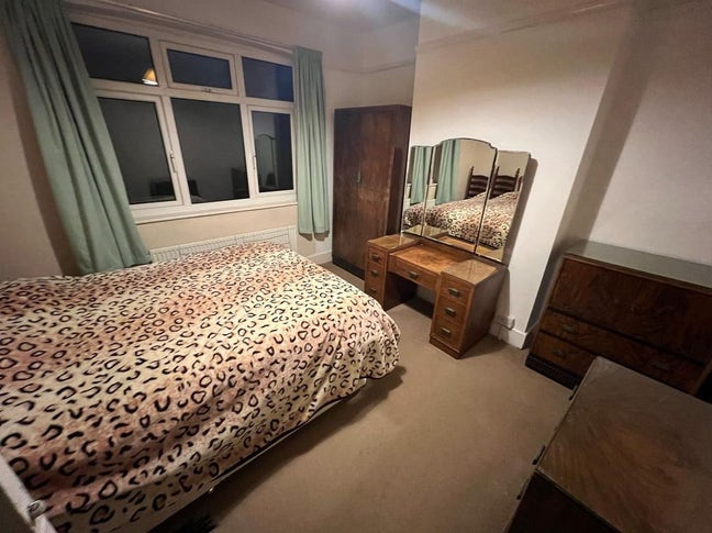 3 Rooms Available in a Huge and Welcoming House Main Photo