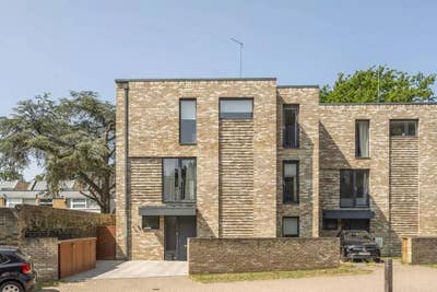 Double bedroom in spacious, modern house SW19 Main Photo