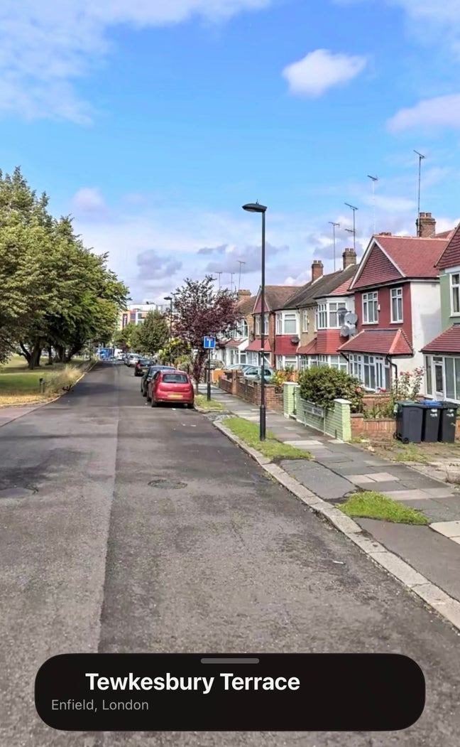 10 mins walk Bounds Green Tube Station (Zone 3/4) Main Photo