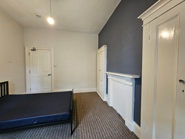 Central Room  available Torquay Main Photo