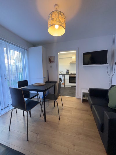 SS16 5TW Large room Perfect location  Main Photo