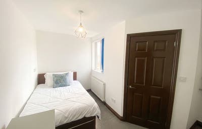 Modern En-suite Rooms Available in Coventry Main Photo