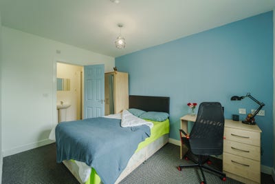 Renovated Large Modern Ensuite Best for Warwick Un Main Photo