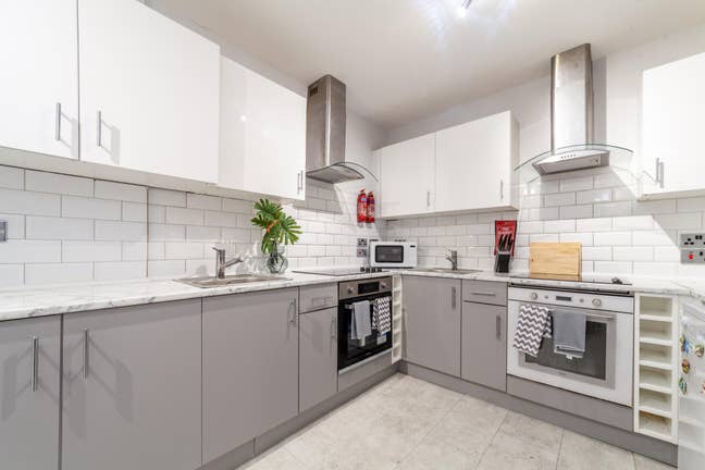 🔥Double Kitchen /Living /Garden /Two Bathroom🚿🔥 Main Photo