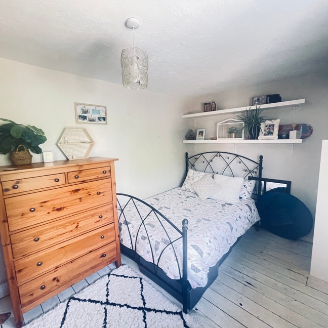Spare room in comfy home, must love dogs!  Main Photo