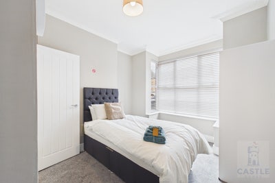 Rooms in Lovely New House Share. Ladysmith Rd Main Photo