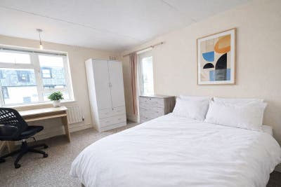 One Double Room Available!! Main Photo