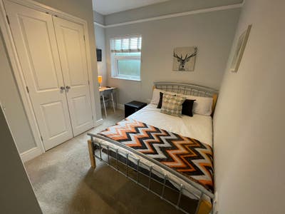Large, freshly redecorated room available Main Photo