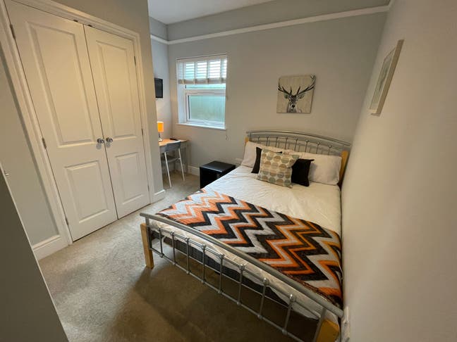 Large, freshly redecorated room available Main Photo