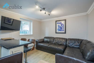 Large split-level 2-bedroom flat in se1 zone 1  Main Photo