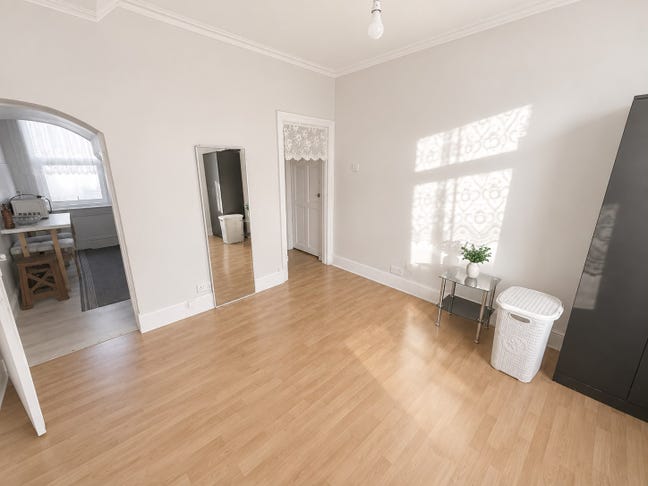 To Let | 1 Bedroom First Floor Flat Main Photo