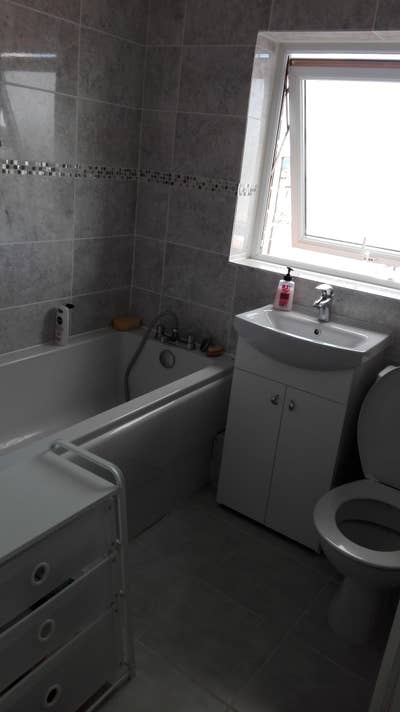 Double Room: Castledine Gardens, Sheffield, S9 Main Photo
