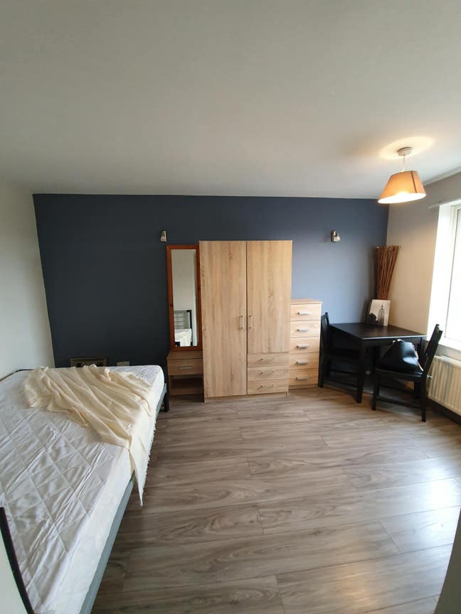 Double Room: Castledine Gardens, Sheffield, S9 Main Photo