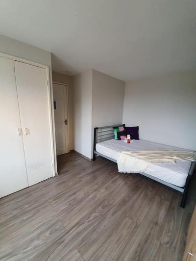Double Room: Castledine Gardens, Sheffield, S9 Main Photo