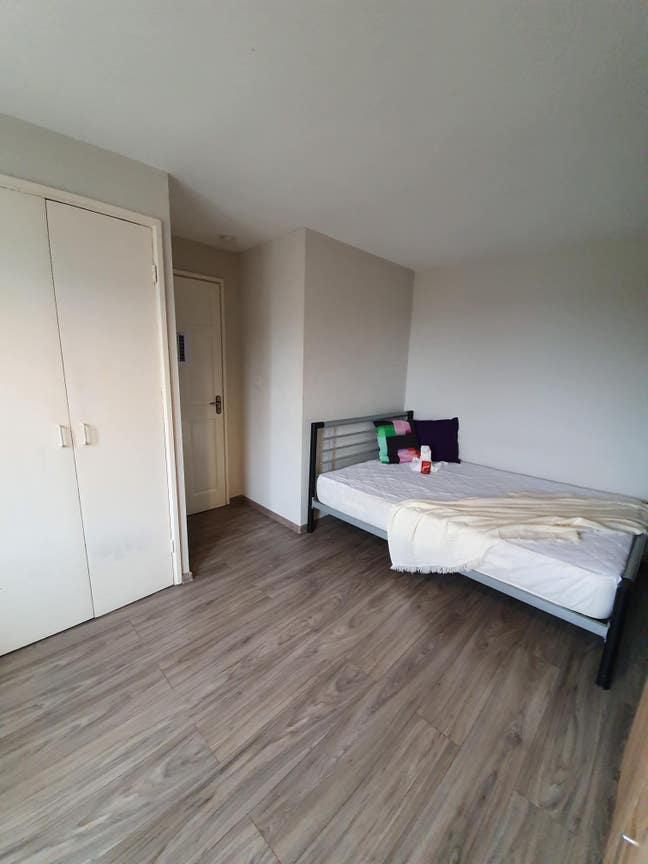 Double Room: Castledine Gardens, Sheffield, S9 Main Photo