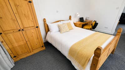1 Very large room available in 2 bed flat Main Photo