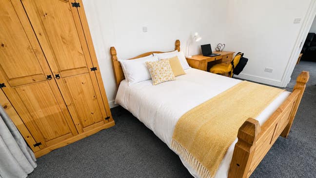 1 Very large room available in 2 bed flat Main Photo