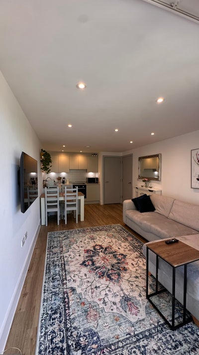 Modern central flat - furnished & parking  Main Photo