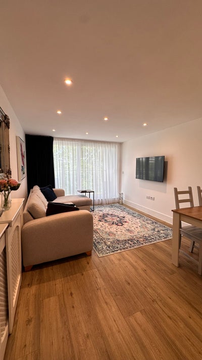 Modern central flat - furnished & parking  Main Photo