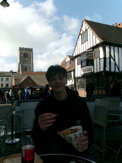 Looking for room or flatmates near city centre Main Photo