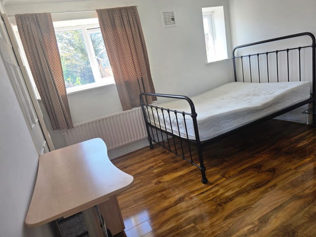 A Spacious Double Room Is Available - RM3 7EP Main Photo