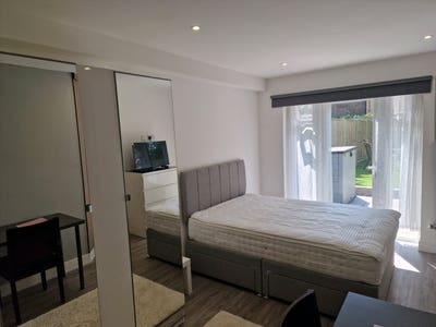 Beautiful Garden Room Main Photo