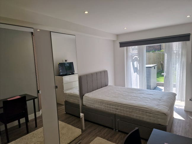 Beautiful Garden Room Main Photo