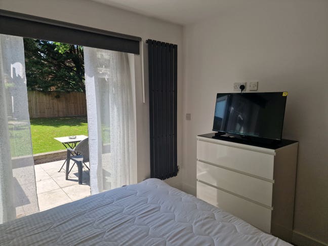 Beautiful Garden Room Main Photo