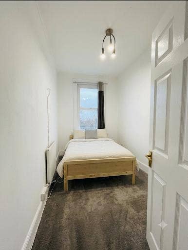 3 Bedroom flat with garden Available Now!!! Main Photo