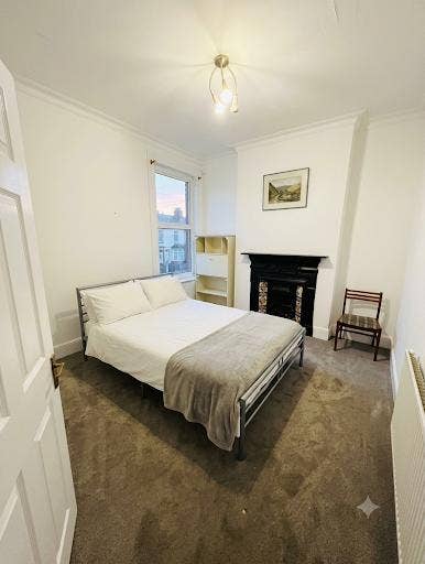 3 Bedroom flat with garden Available Now!!! Main Photo