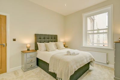 Guy’s Double Room in Beautiful, Sociable Home Main Photo
