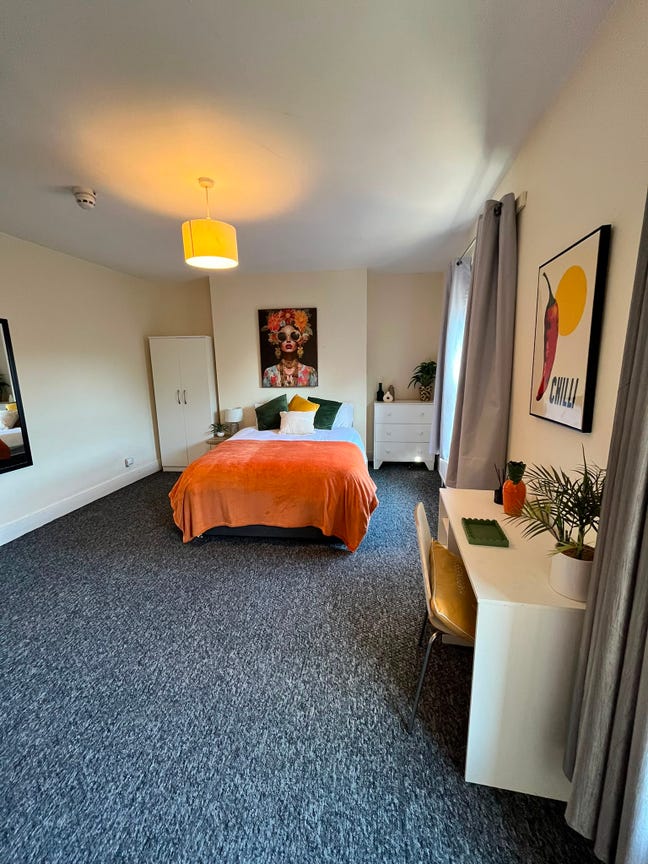 Super Spacious Room Available NOW! Main Photo
