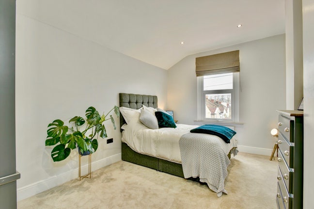 Garden Facing Guy’s Room in Stunning Home Main Photo