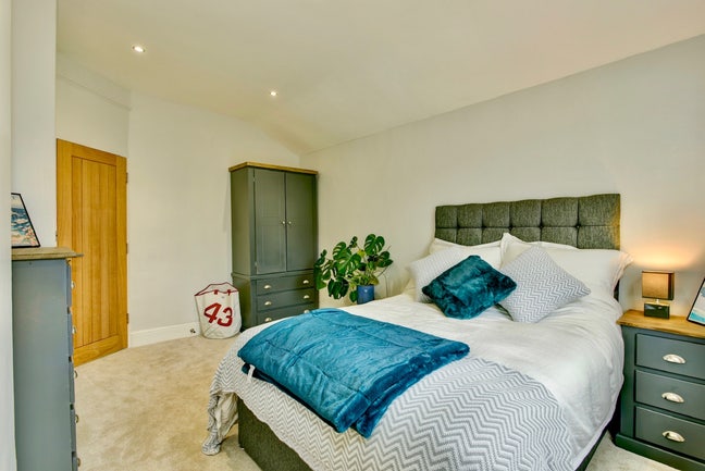Garden Facing Guy’s Room in Stunning Home Main Photo