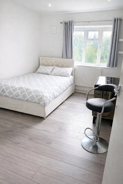 Spacious Double & Master Rooms Available - SE9 2LE Main Photo