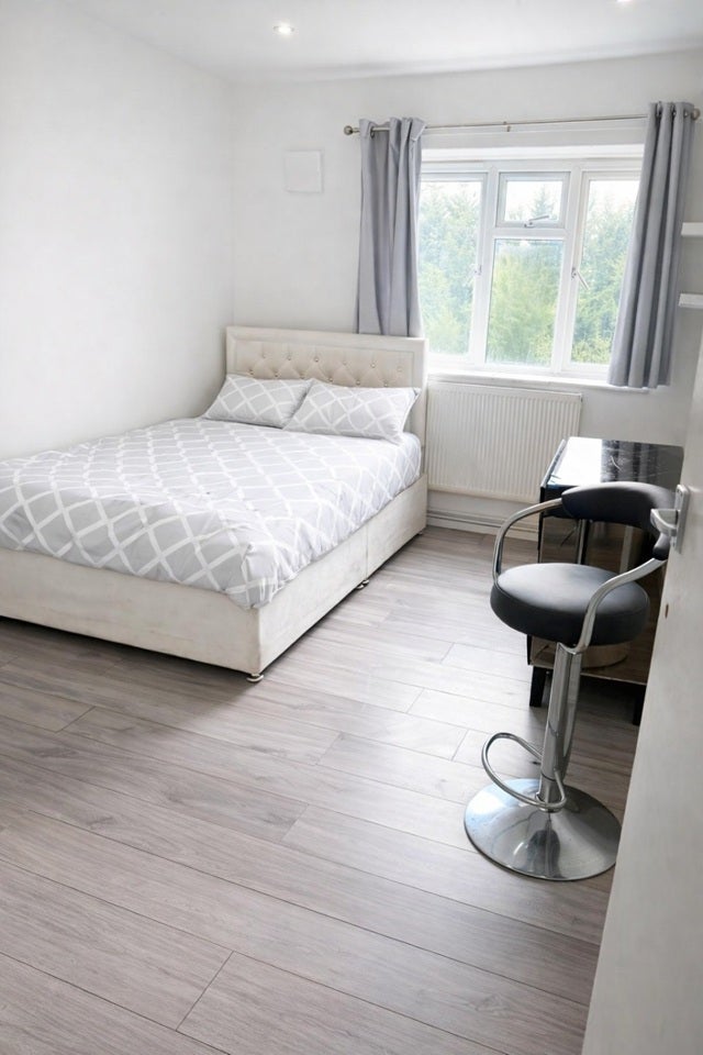 Spacious Double & Master Rooms Available - SE9 2LE Main Photo