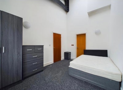 Spacious ensuite double room to let in 3-bed flat Main Photo