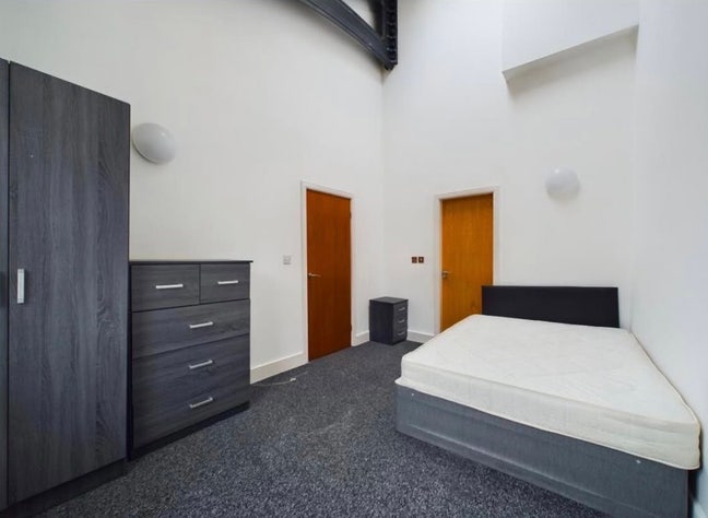 Spacious ensuite double room to let in 3-bed flat Main Photo