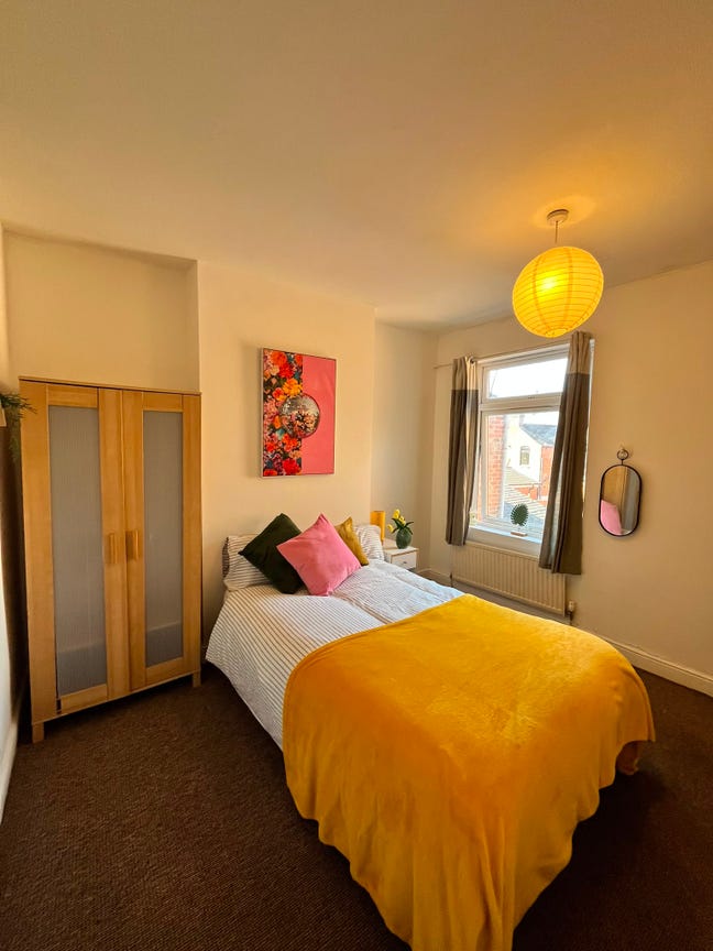 Bright Room Available with All Bills Inc Main Photo