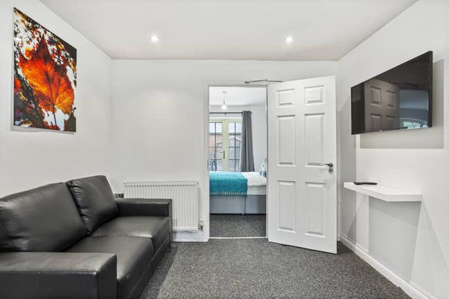 Amazing Room in King Henry Chase - PE3 Main Photo