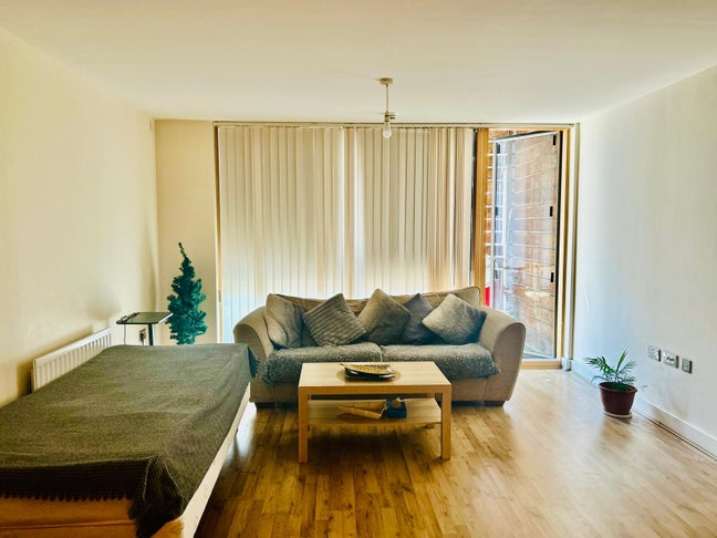 Double Room Available in Central Milton Keynes Main Photo