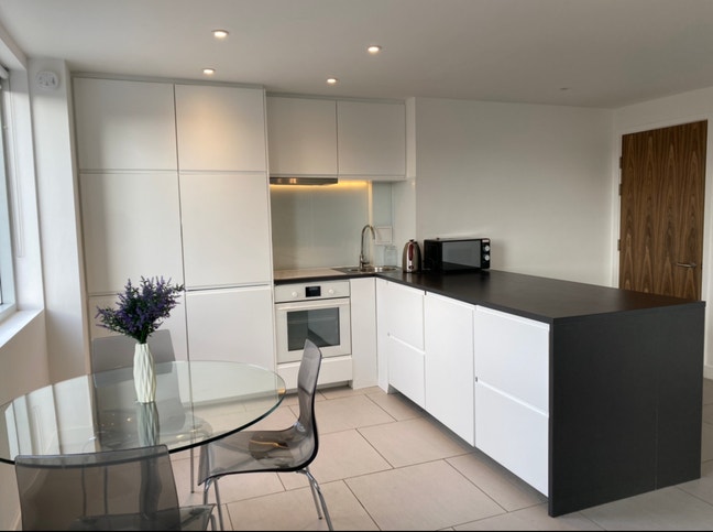 🍁 ROOM in modern 2 bed flat - couples welcome! Main Photo